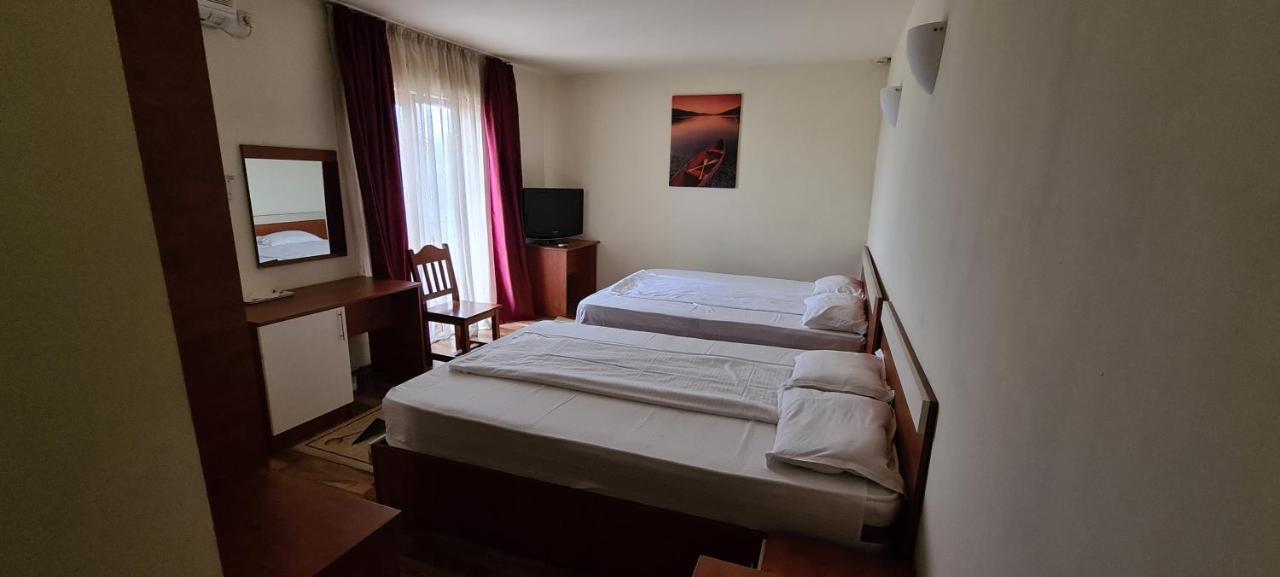 Hotel Sym Ploieşti Exterior foto